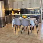 Modern Central Αpt 500M From The Beach.